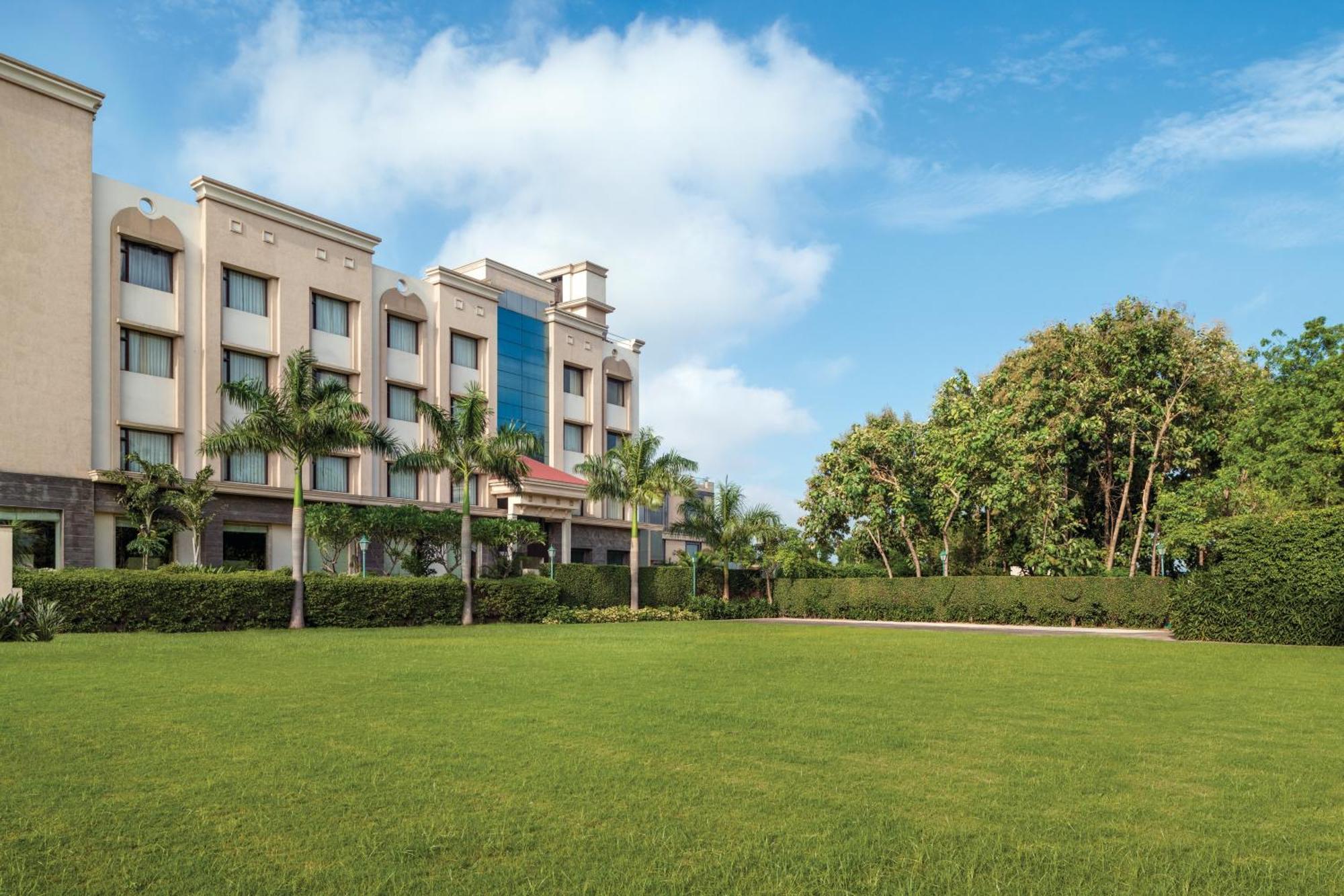 Ramada By Wyndham Varanasi Katesar Chandauli Exterior photo